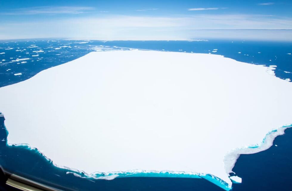 El iceberg más grande del mundo se fragmentó, pero continúa rumbo a Georgia del Sur