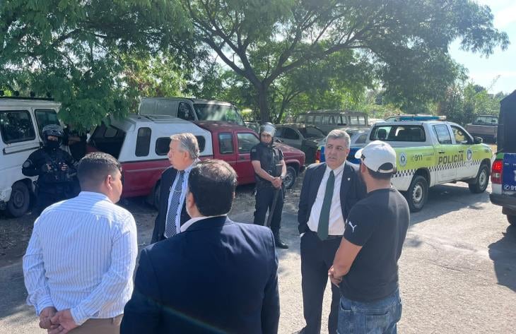 La instalación irregular afectaba el cauce del agua y la seguridad vial; el Gobierno provincial ordenó su desalojo inmediato.