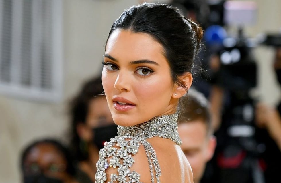 El video de Kendall Jenner tratando de cortar un pepino en la casa Kardashian que se hizo viral en las redes