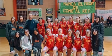 Juana Montivero, Pilar Recchioni y Julia Quinteros lograron la clasificación a la Final Four con el U 15 de Bahiense del Norte. (Foto: Punta Basquet).