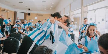 Niños miraron el partido de Argentina contra Polonia con el “Flaco” Schiavi y el Gobernador de Misiones.