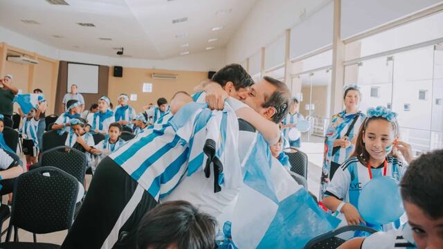 Niños miraron el partido de Argentina contra Polonia con el “Flaco” Schiavi y el Gobernador de Misiones.