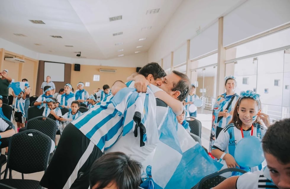 Niños miraron el partido de Argentina contra Polonia con el “Flaco” Schiavi y el Gobernador de Misiones
