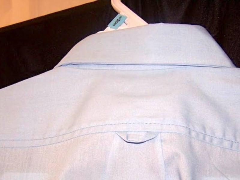 Para qué sirven los aros en la parte trasera de las camisas