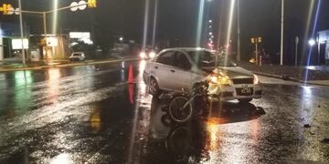 Choque entre un auto y una moto en Posadas: hay dos lesionados.
