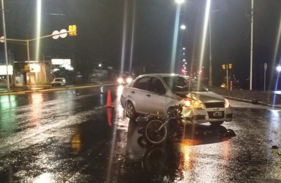 Choque entre un auto y una moto en Posadas: hay dos lesionados