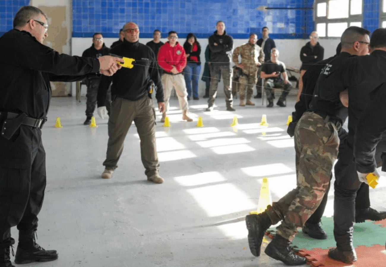 Así funcionan las pistolas Taser que llevarán los policías en Rosario desde septiembre
