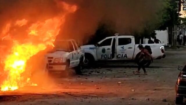 El fuego de los manifestantes alcanzó a quemar a dos patrulleros. Twitter @impulso_ciudad