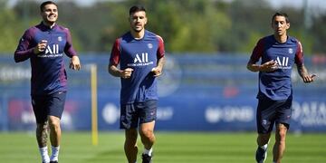 Muaro Icardi, Leonardo Paredes y Ángel Di MarÍa entrenando en el PSG.