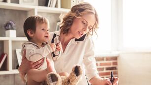 Hay mayor inserción de mujeres en el mercado laboral y mayores níveles de estudio, pero la brecha de desigualdad en mujeres que maternan sigue creciendo