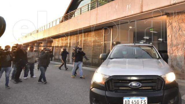 Cerca de las 18.30 el vehículo que traslada a los padres de Guadalupe Lucero se retira de Terrazas de Portezuelo tras la reunión que mantuvieron con el gobernador. Gerntileza El Chorrillero