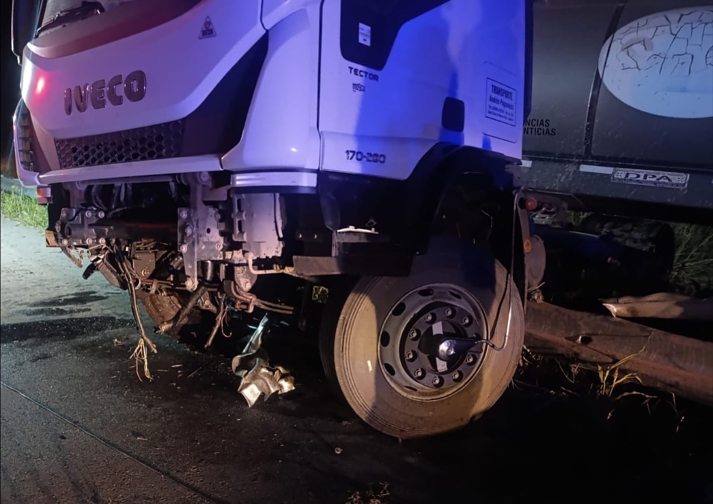 En la madrugada de Arroyito sobre autovía 19, un camión cisterna colisionó contra un guardarrail