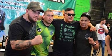 Saillén, abrazado con tres guardaespaldas.