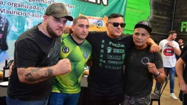 Saillén, abrazado con tres guardaespaldas.