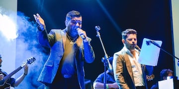 El artista se lanzó a la política tal como lo había hecho Marcos Castelló (derecha), actual senador del departamento La Capital.