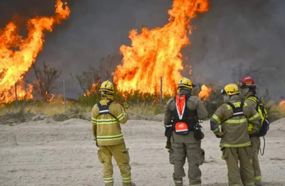 Incendios en Chubut: varios bomberos quedaron aislados por coronavirus