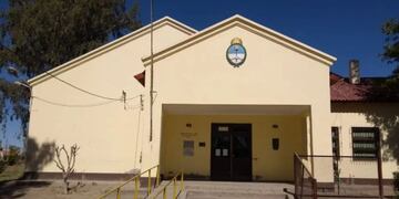 Llegó borracho, quiso votar y como no lo dejaron golpeó a un policía.