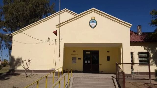 Llegó borracho, quiso votar y como no lo dejaron golpeó a un policía.