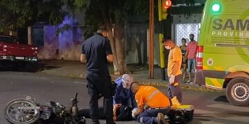 Una moto impactó contra un auto