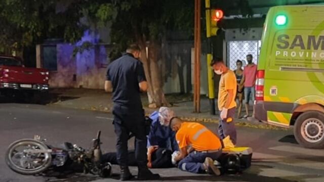 Una moto impactó contra un auto