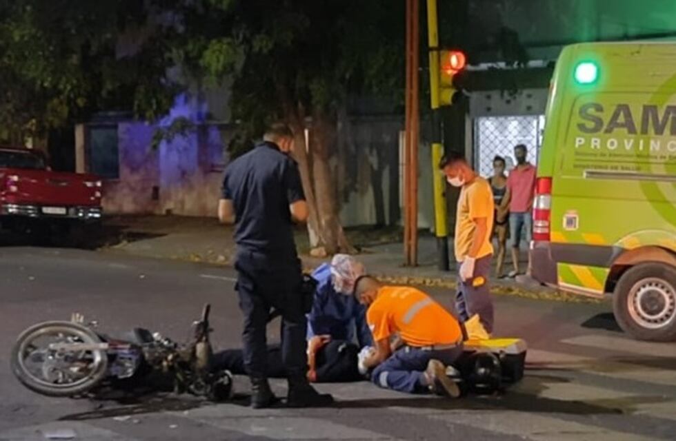 Una motociclista impactó contra un auto y se fracturó el fémur