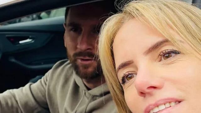 Lionel Messi aceptando el pedido de fotos a la salida de su casa