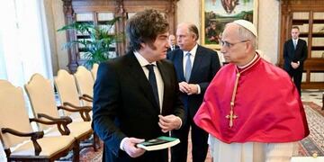 La prenda catamarqueña fue entregada al Sumo Pontífice por el presidente Milei.