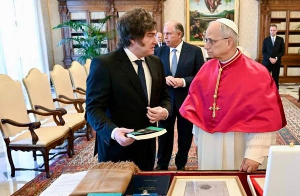 Catamarca en el Vaticano: un poncho de Belén fue obsequiado al Papa León XIV