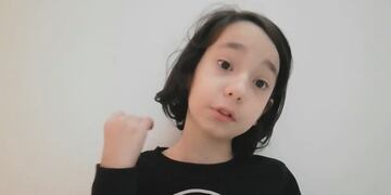 En sus videos, Jano, de nueve años, explica conceptos complejos de la ciencia.