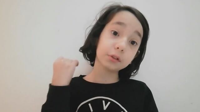 En sus videos, Jano, de nueve años, explica conceptos complejos de la ciencia.