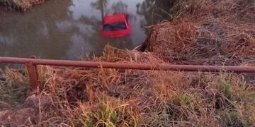 Un vehículo terminó en un arroyo luego de despistar