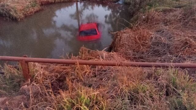 Un vehículo terminó en un arroyo luego de despistar