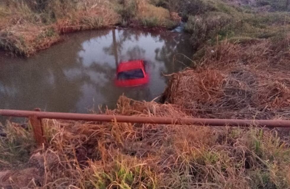 Dos de Mayo: Un vehículo terminó en un arroyo luego de despistar