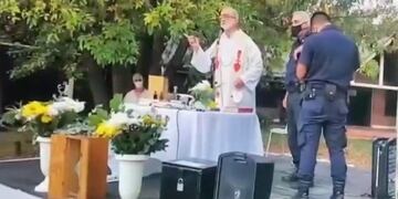 Los efectivos junto al cura párroco. (Foto: Captura)