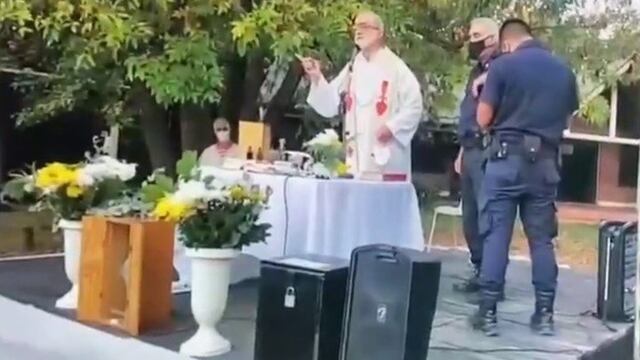 Los efectivos junto al cura párroco. (Foto: Captura)