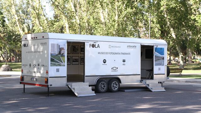 El Museo Itinerante de Fotografía es un tráiler que contiene una sala de exposición ambulante.