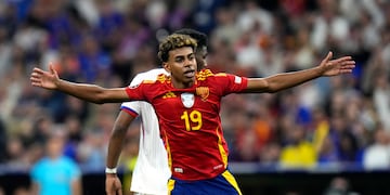 ARCHIVO - El español Lamine Yamal reacciona durante la semifinal entre España y Francia en la Euro 2024, en Múnich, Alemania, el 9 de julio de 2024. (AP Foto/Hassan Ammar, Archivo)