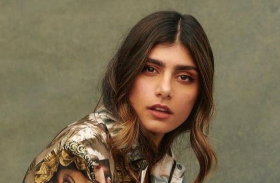 Mia Khalifa posó con un vestido negro, pero un detalle en su espalda se llevó toda la atención