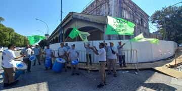 Protesta de la UOCRA frente a la Recova Ripamonti