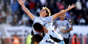 Foto icónica. 26 de junio de 2011. Guillermo Farré eleva sus brazos y todo Belgrano lo quiere abrazar. Marcó un gol inolvidable ante River (ap / archivo)