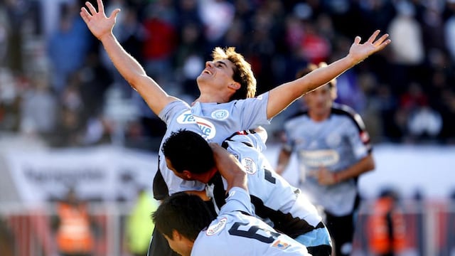 Foto icónica. 26 de junio de 2011. Guillermo Farré eleva sus brazos y todo Belgrano lo quiere abrazar. Marcó un gol inolvidable ante River (ap / archivo)