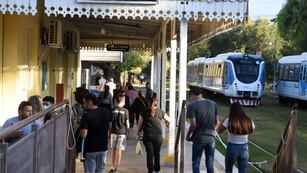 El Tren de las Sierras atraviesa una zona de extraordinarios paisajes, como es el Valle de Punilla y aunque actualmente la mayor parte de sus pasajeros son turistas, en sus comienzos el ramal sirvió fundamentalmente como medio de transporte de cargas y pasajeros entre la ciudad de Córdoba y Cruz del Eje y luego fue incorporado al Ferrocarril General Belgrano como su ramal A1. (Télam)