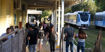 El Tren de las Sierras atraviesa una zona de extraordinarios paisajes, como es el Valle de Punilla y aunque actualmente la mayor parte de sus pasajeros son turistas, en sus comienzos el ramal sirvió fundamentalmente como medio de transporte de cargas y pasajeros entre la ciudad de Córdoba y Cruz del Eje y luego fue incorporado al Ferrocarril General Belgrano como su ramal A1. (Télam)