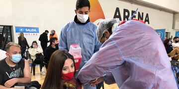 Campaña de Vacunación en el estadio arena. Crédito: Prensa Municipalidad de Villa Carlos Paz