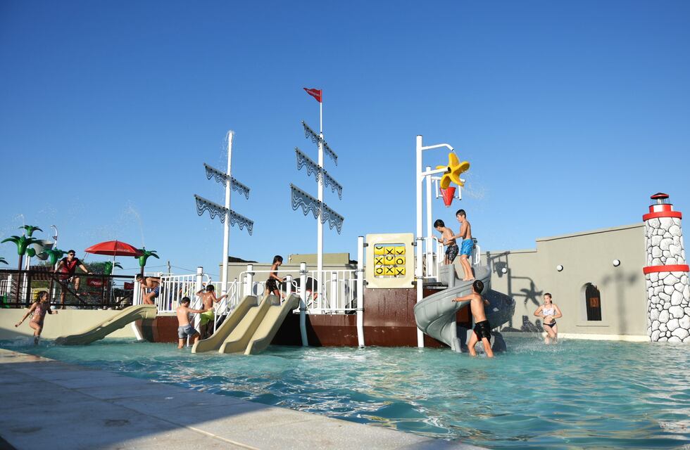 Toboganes, piscinas y solarium: así es el parque acuático a minutos de Rosario que abre todos los días