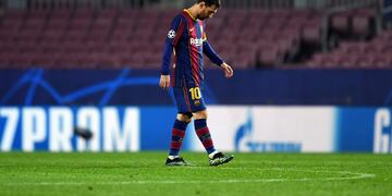 Messi se retira con la cabeza gacha luego de la goleada