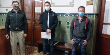 Martín Llamas, Leandro Giubergia y Gastón Remy, apoderados de las tres coaliciones en competencia en las elecciones 2021 en Jujuy, poco antes de ingresar a la audiencia con la Junta Nacional Electoral - Distrito Jujuy.