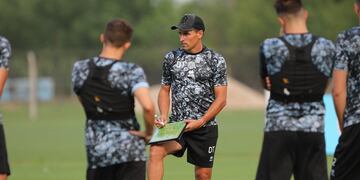 Guillermo Farré y la lista de citados para el arranque de Belgrano en la Primera Nacional (Prensa Belgrano).