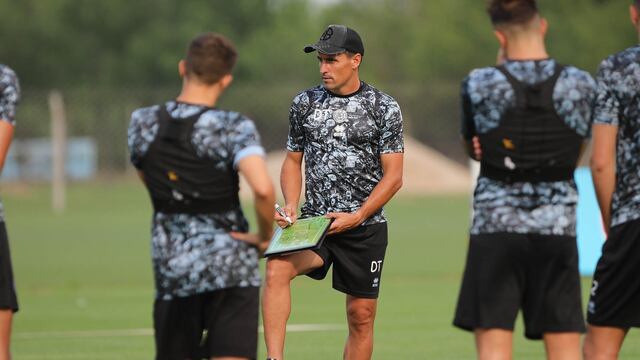 Guillermo Farré y la lista de citados para el arranque de Belgrano en la Primera Nacional (Prensa Belgrano).