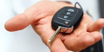 El hombre se hacía pasar por cliente y cambiaba la llave del auto por una falsa.